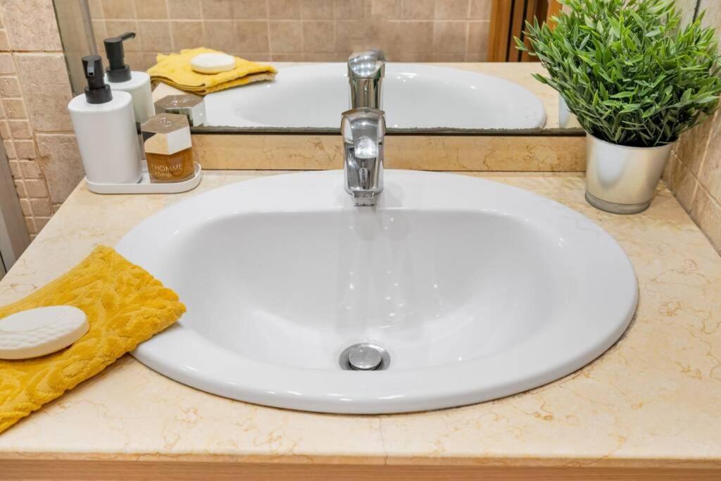 Lodging Apartments Villa De Gracia 2 Bedroom Cozy Apartment Барселона Экстерьер фото