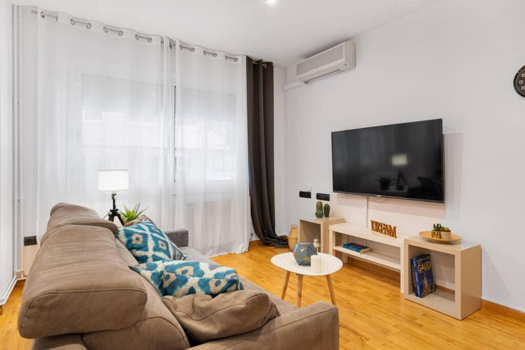 Lodging Apartments Villa De Gracia 2 Bedroom Cozy Apartment Барселона Экстерьер фото