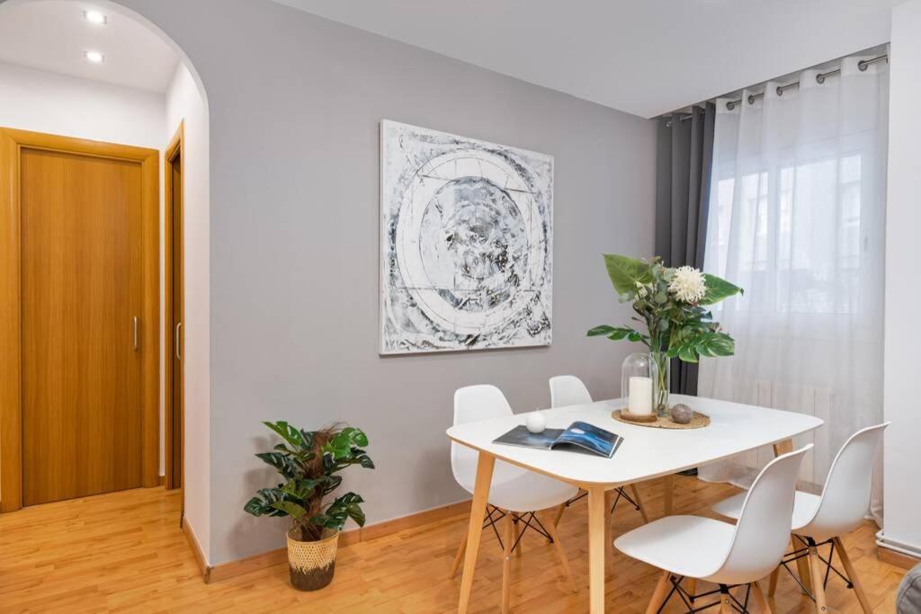 Lodging Apartments Villa De Gracia 2 Bedroom Cozy Apartment Барселона Экстерьер фото